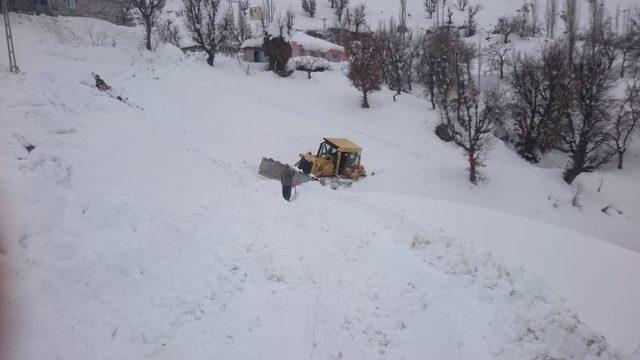 Adıyaman’da yol açma çalışmaları sürüyor