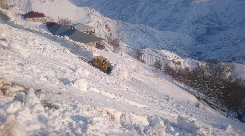 Adıyaman&rsquo;da yol a&ccedil;ma &ccedil;alışmaları s&uuml;r&uuml;yor