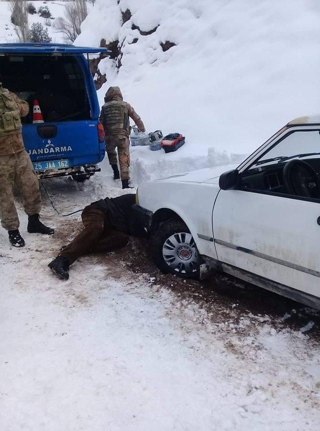 Yolda kalan sürücünün yardımına Jandarma ekipleri yetişti