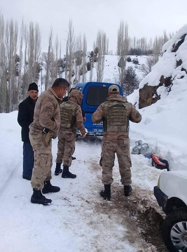 Yolda kalan sürücünün yardımına Jandarma ekipleri yetişti