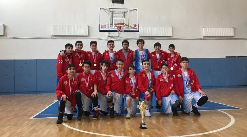 Atat&uuml;rk &Uuml;niversitesi Vakıf Okulları şampiyonluğu g&ouml;ğ&uuml;sledi