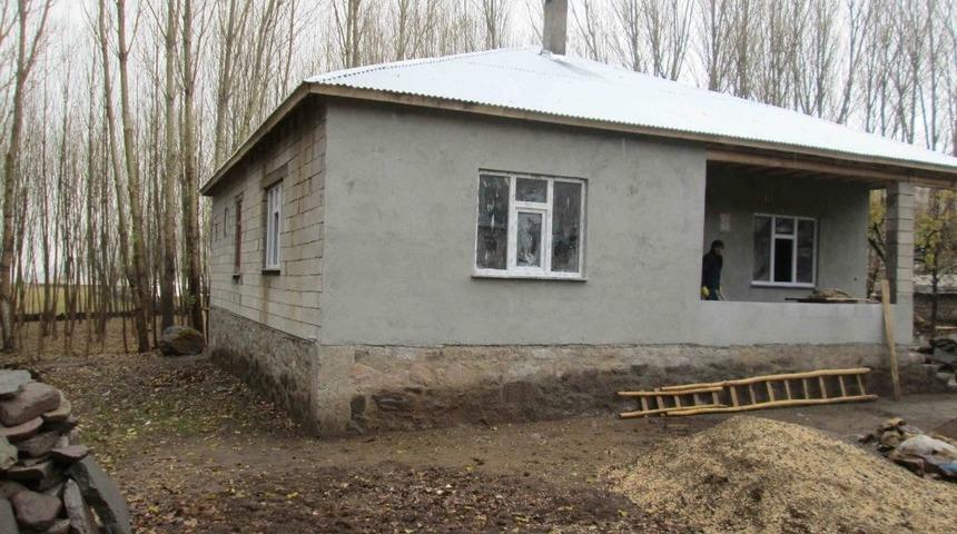 Erciş&rsquo;te 17 fakir aileye barınma yardımı