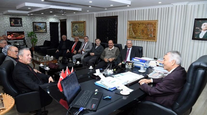 Başkan G&uuml;naydın&rsquo;a Esma-&uuml;l H&uuml;sna yazılı &uuml;z&uuml;m heykeli teşekk&uuml;r&uuml;