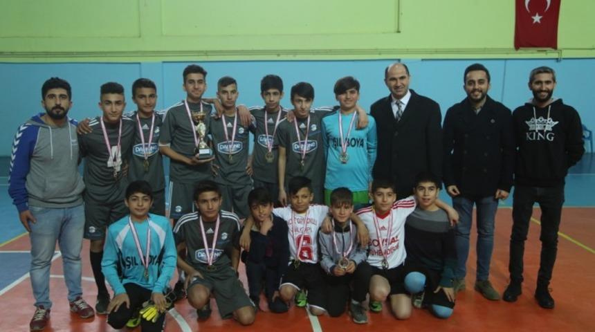 Başkan Vekili Işıktaş, minik sporculara &ouml;d&uuml;l verdi