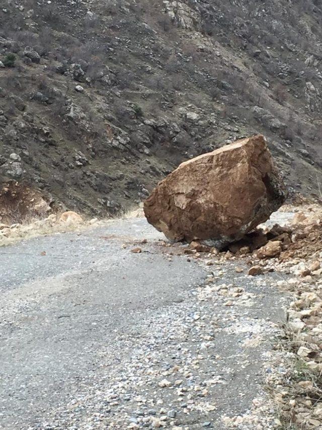 Yola düşen dev kaya parçası sürücüleri korkuttu