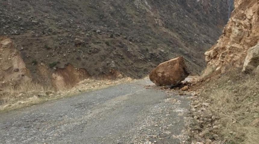 Yola d&uuml;şen dev kaya par&ccedil;ası s&uuml;r&uuml;c&uuml;leri korkuttu