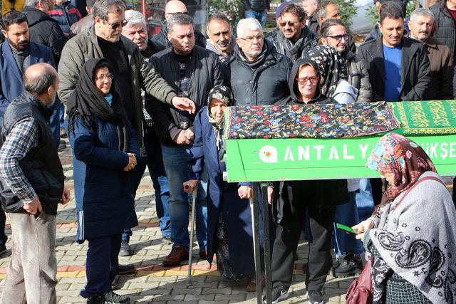 Yönetmen Orçun Benli'nin kazada ölen hemşire annesi toprağa verildi