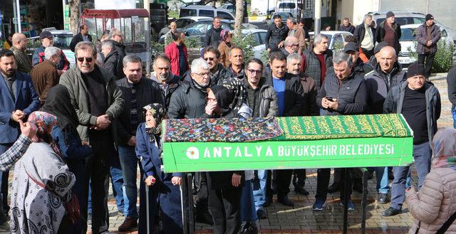 Yönetmen Orçun Benli'nin kazada ölen hemşire annesi toprağa verildi