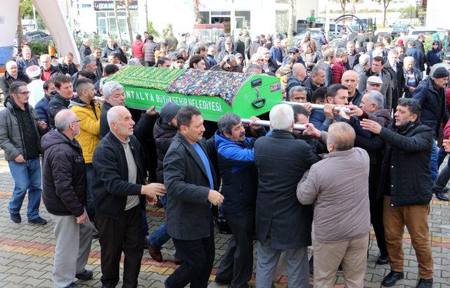 Yönetmen Orçun Benli'nin kazada ölen hemşire annesi toprağa verildi