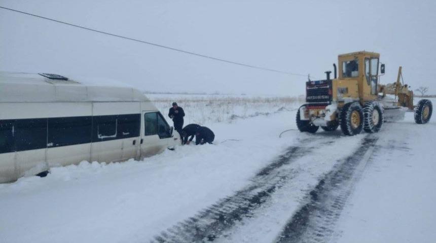 Karda mahsur kalan 7 kişi kurtarıldı