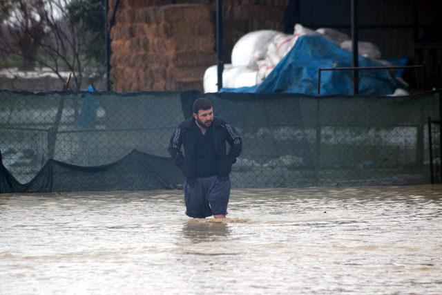 Adana'da evleri su bastı, araçlar yolda kaldı (8)