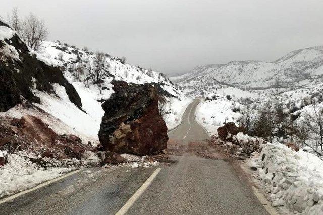 Kaya parçası yola düştü