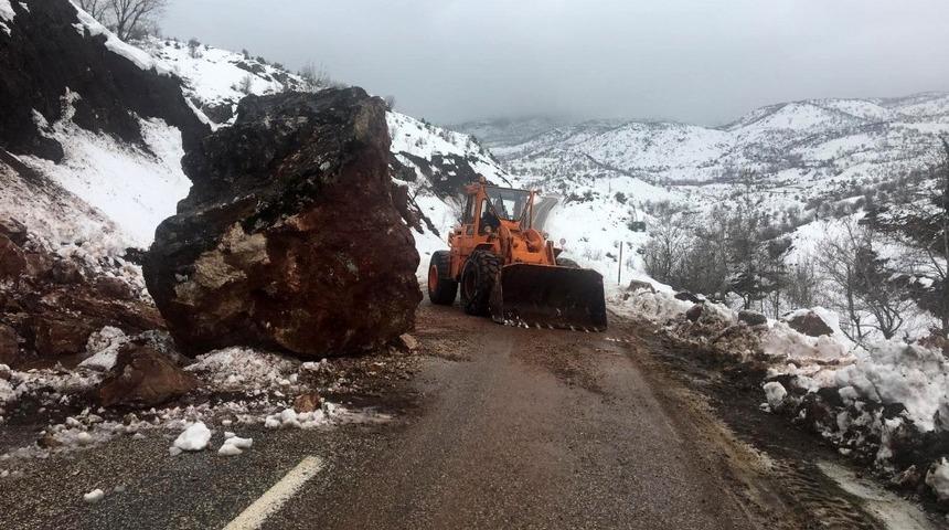 Kaya par&ccedil;ası yola d&uuml;şt&uuml;