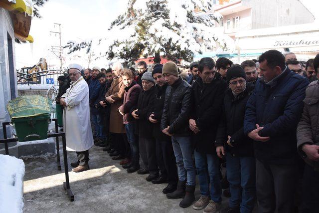 Treninin çarpmasıyla ölen iş makinesi operatörü toprağa verildi