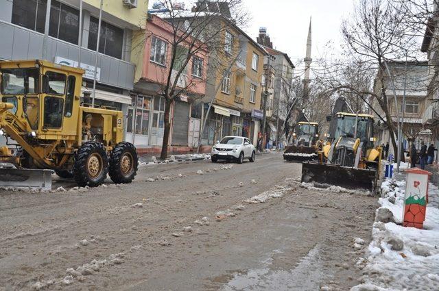 Kar temizleme çalışmaları sürüyor