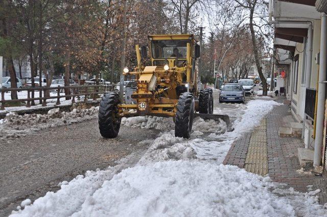 Kar temizleme çalışmaları sürüyor