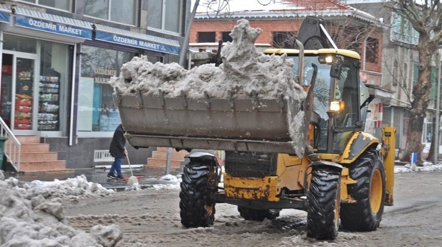 Kar temizleme &ccedil;alışmaları s&uuml;r&uuml;yor