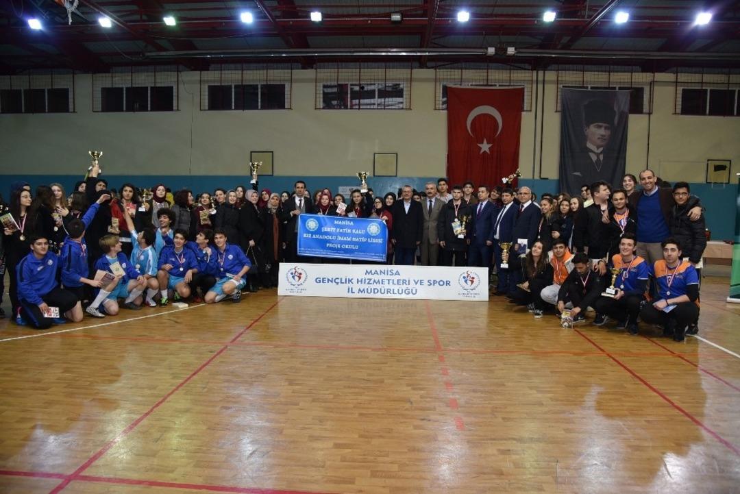 Gen&ccedil;ler sporla buluştu