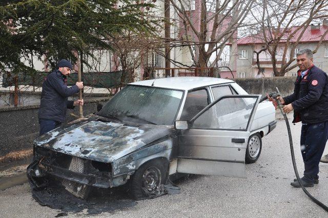 Seyir halindeki otomobil yandı