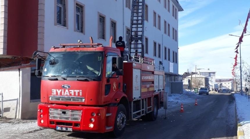 Saray’da çatılardaki buz sarkıtları temizlendi