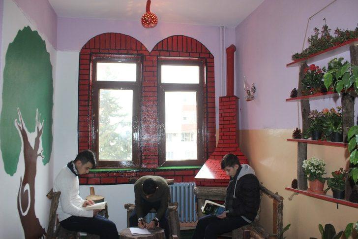 Okul koridorunu botanik bahçeye çevirdiler G4