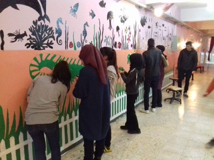 Okul koridorunu botanik bahçeye çevirdiler G5