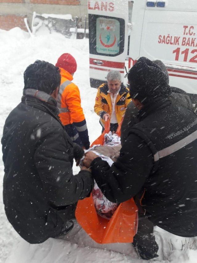 Ekipler, hasta vatandaşlar için zorlu şartlarda seferber oldu