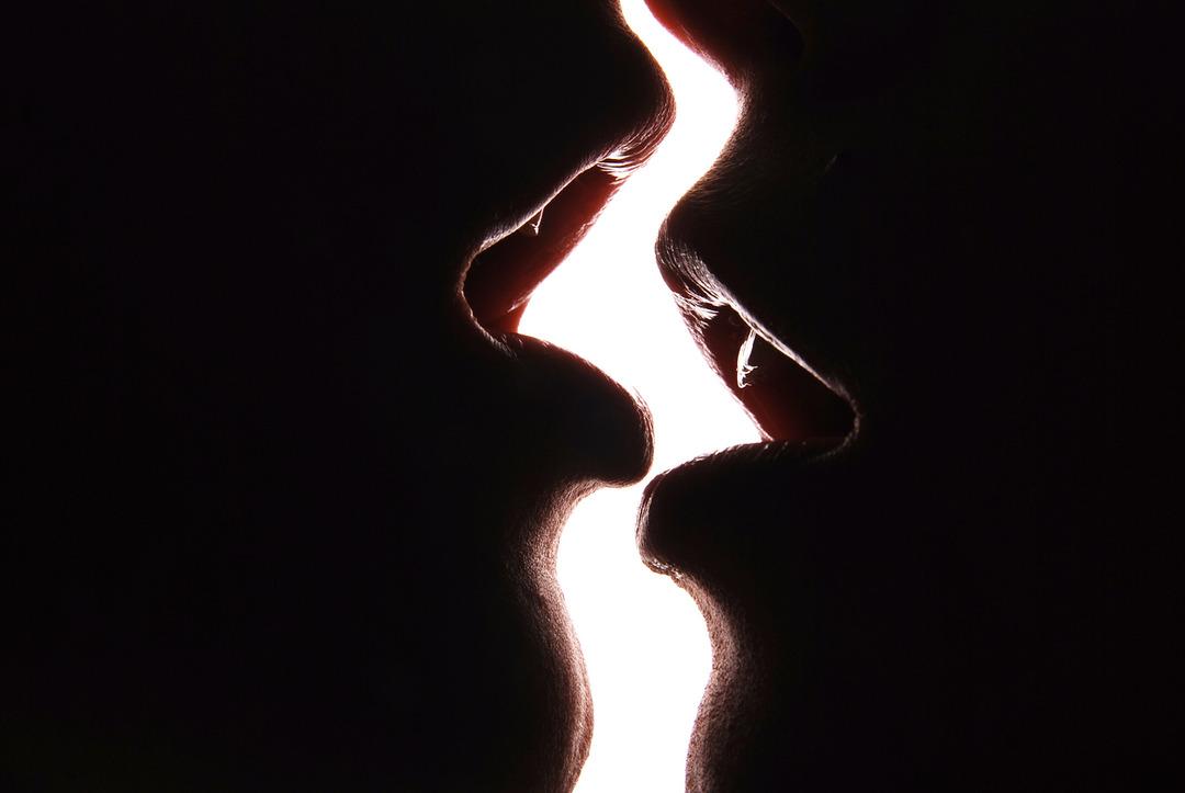 Tek gecelik mi, yoksa ideal eş mi? İlk &ouml;p&uuml;c&uuml;k her şeyi ele veriyor