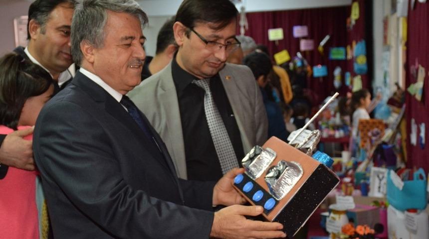 Öğrencilerden atık materyal sergisi