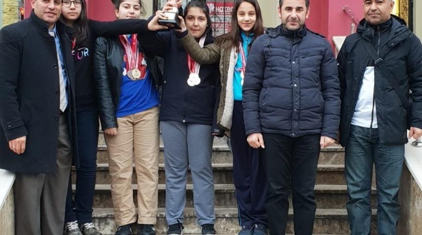 Şehit Akif G&uuml;leş İmam Hatip Ortaokulu y&uuml;zmede il birincisi oldu