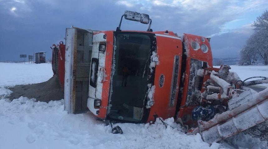 Bilecik&rsquo;te kar k&uuml;reme aracı devrildi