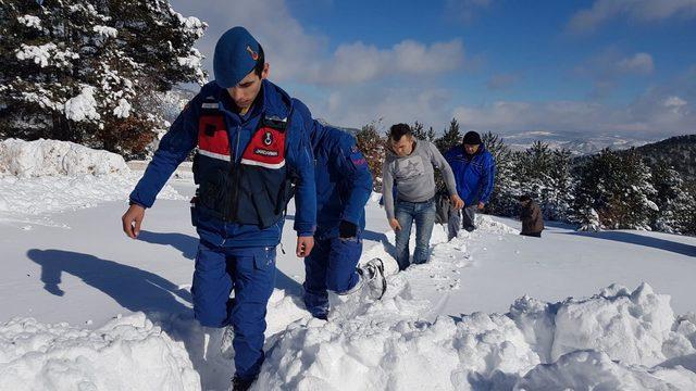 Karda mahsur kalan bekçi 22 saat sonra kurtarıldı