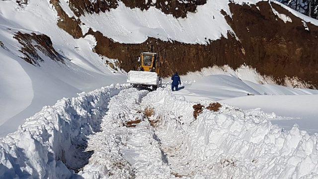 Karda mahsur kalan bekçi 22 saat sonra kurtarıldı