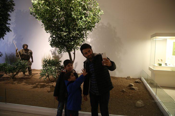 Vatandaşlar 'Müzede Selfie Günü' için selfie çekti G1