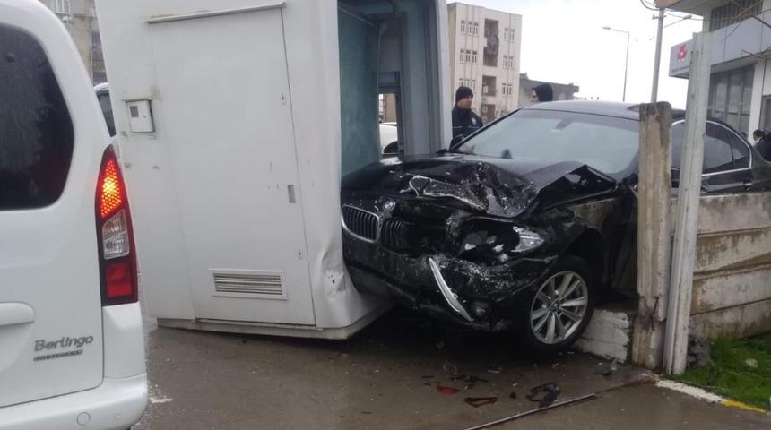 D&ouml;rt aracın karıştığı kazada 3 kişi yaralandı