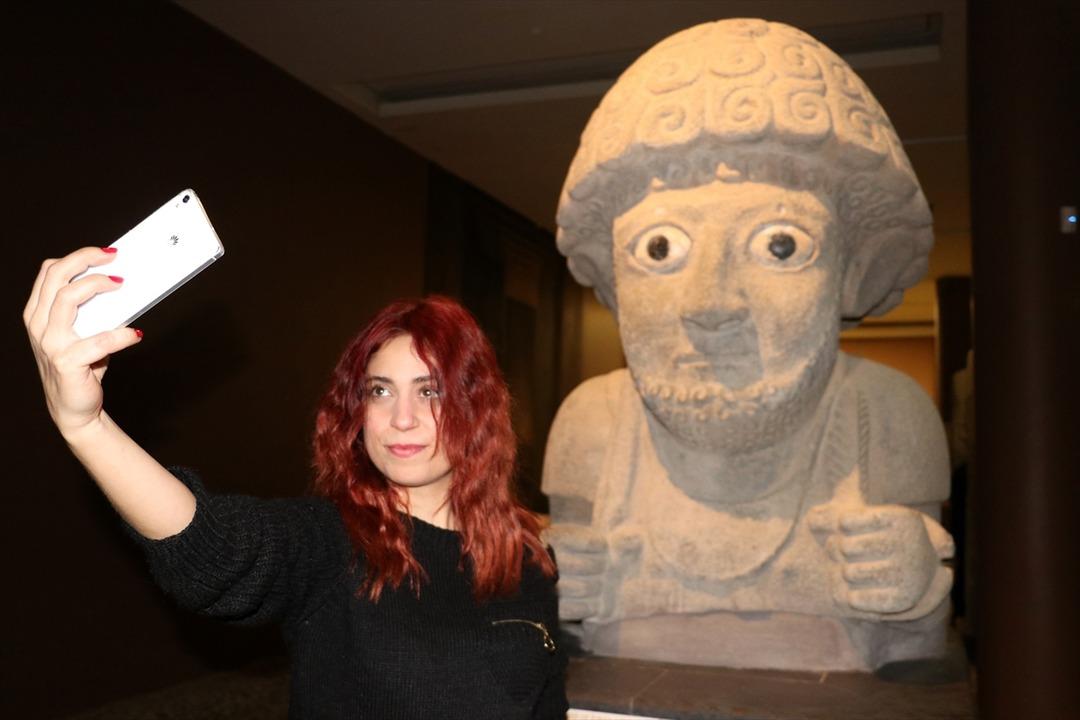 Vatandaşlar 'M&uuml;zede Selfie G&uuml;n&uuml;' i&ccedil;in selfie &ccedil;ekti