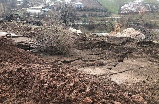 Köy yolunda heyelan