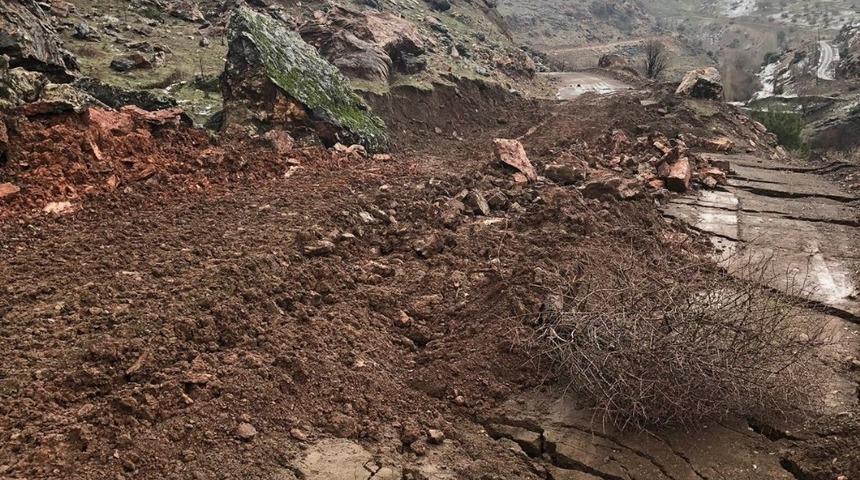 K&ouml;y yolunda heyelan