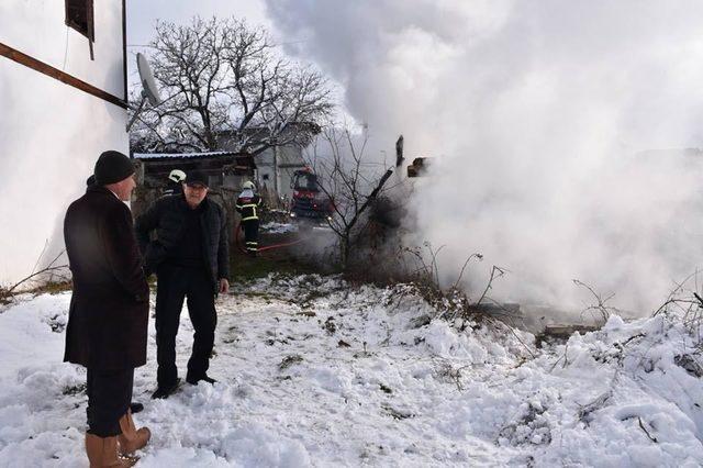 Karabük'te 2 katlı ahşap ev yandı