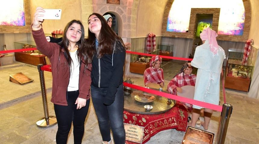 M&uuml;zede selfie g&uuml;n&uuml;ne gen&ccedil;lerden yoğun ilgi