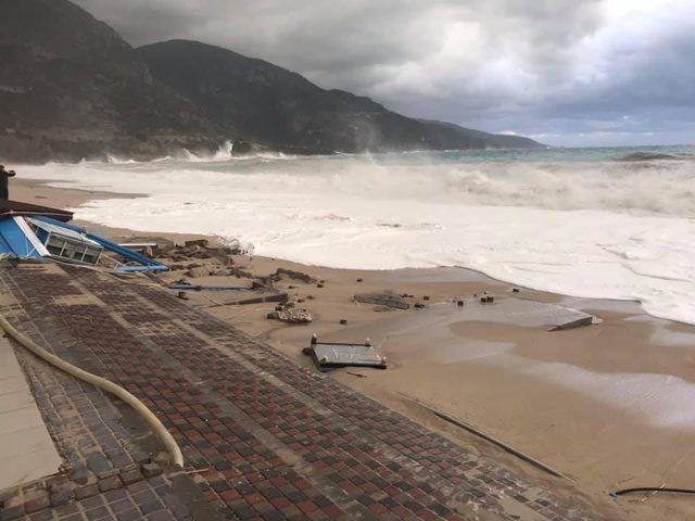 Ölüdeniz'de sahile vuran dev dalgalar kulübeleri yıktı