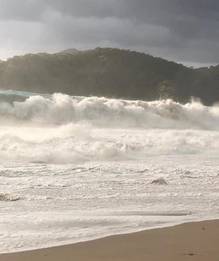 Ölüdeniz'de dev dalgalar kulübeleri yıktı G2