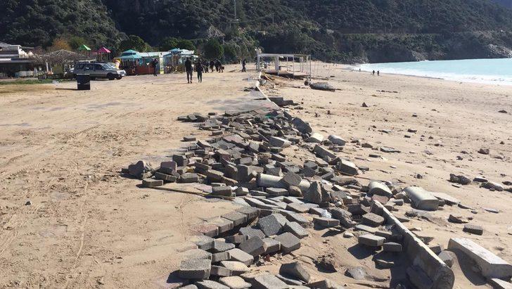 Ölüdeniz'de dev dalgalar kulübeleri yıktı G4