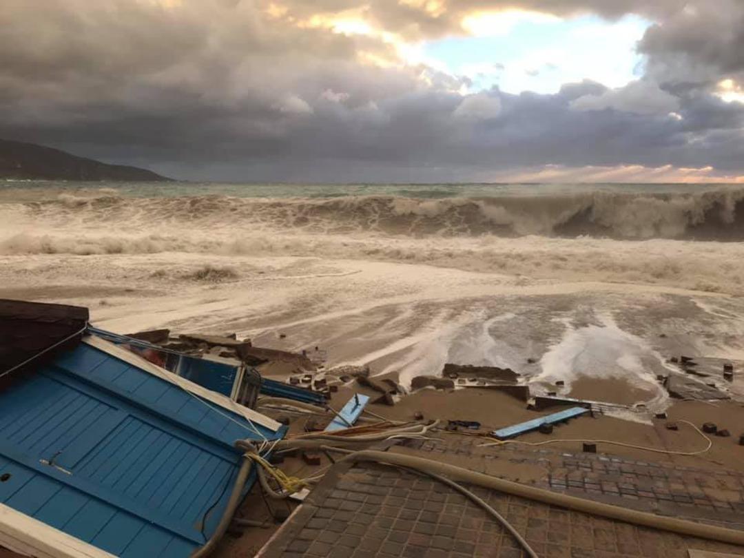 &Ouml;l&uuml;deniz'de dev dalgalar kul&uuml;beleri yıktı