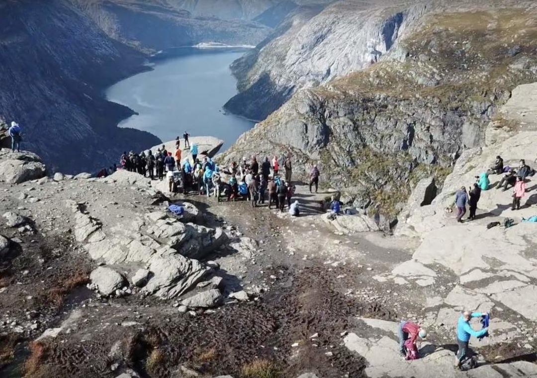 Trolltunga kayalığı ziyaret&ccedil;i akınına uğruyor