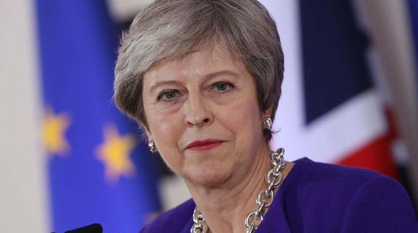 Theresa May hükümeti güven oyu almayı başardı