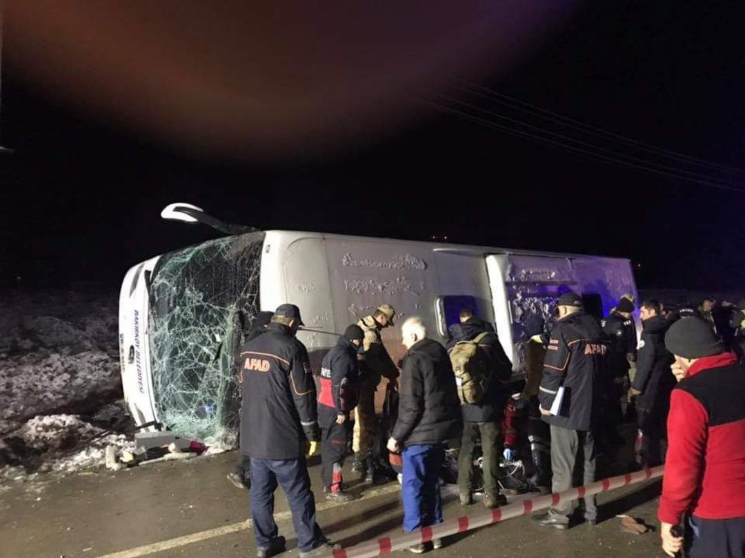 Amasya'da yolcu otob&uuml;s&uuml; devrildi: &Ouml;l&uuml; ve yaralılar var!