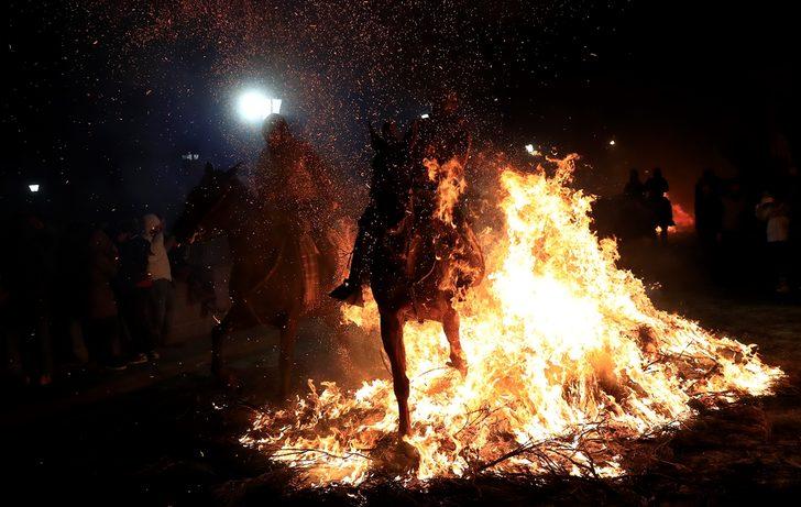 Bu geleneğe tepki yağıyor! Atları ateş üstünde yürüttüler G1