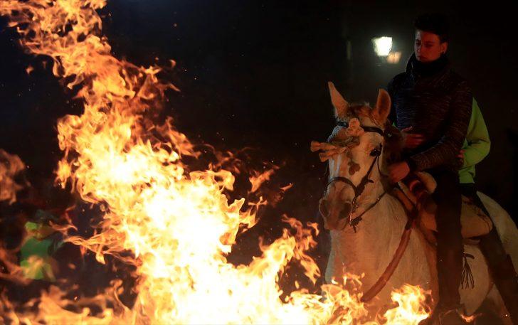 Bu geleneğe tepki yağıyor! Atları ateş üstünde yürüttüler G2