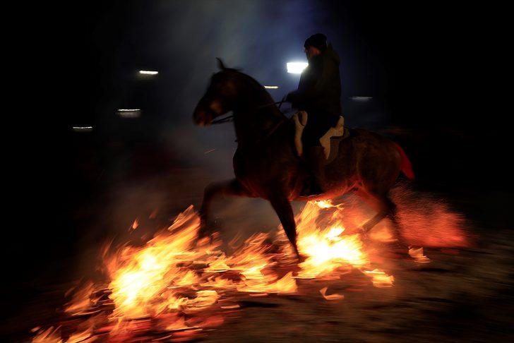Bu geleneğe tepki yağıyor! Atları ateş üstünde yürüttüler G4